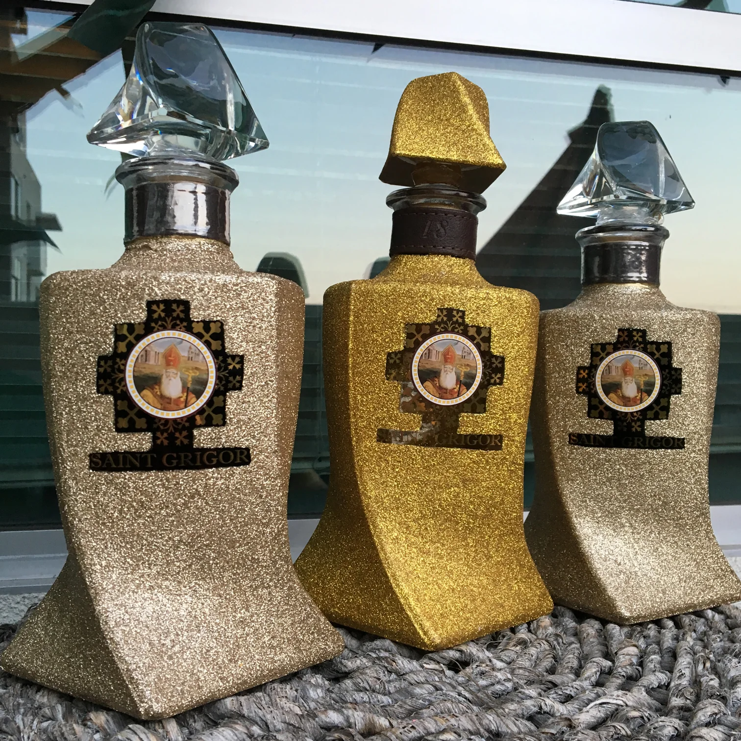 SAINT GRIGOR BRANDY ARMENIA 18YR W/ GLITTER DESIGN 750ML
